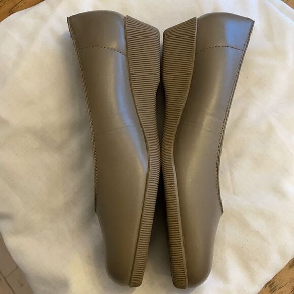 SOFTSPOTS LEATHER UPPER TAUPE SHOES.  NEW - Picture 3 of 7